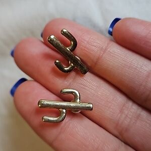 🪅 Gold Cactus Stud Earrings